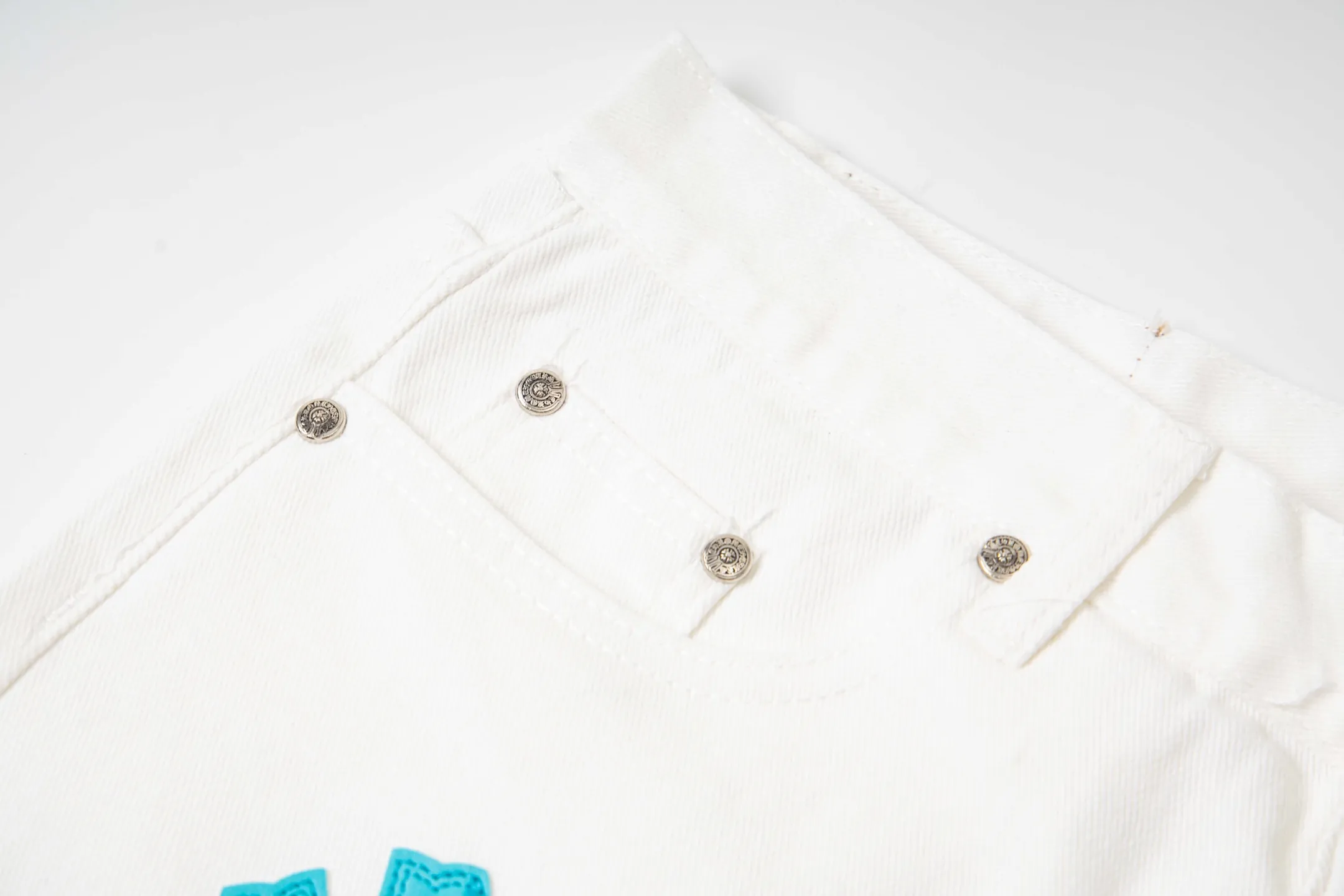 P220 high version, running quantity) Chrome Hearts white pants, green leather, hot style patchwork couple's best friend jeans. CH jeans need to be washed and then disassembled and hand-ordered with sheepskin cross leather and then spliced ​​to complete. The whole piece has too many craftsmanship to describe. The patches are decorated with cross flowers, and the high-waisted washed jeans! ! Absolutely high-end luxury products, god-level single products and super popular products, made with top heavy industry, a must-see magic weapon. Customized hardware. The fabric is thick and soft after washing. It has good breathability. Customized small leather label. Unique design. The details are simple and elegant, and the workmanship is exquisite. The entire trousers are neatly routed and the details are in place! It’s so cool that both men and women can easily control the genderless trend! Style number: 1816# Color: white pants and green leather Size: 28 30 32 34 36